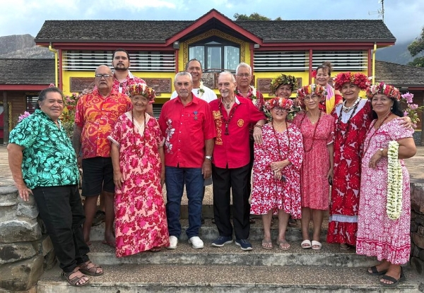 Les académiciens et leurs amis avant la cérémonie, devant la mairie de Ua Pou